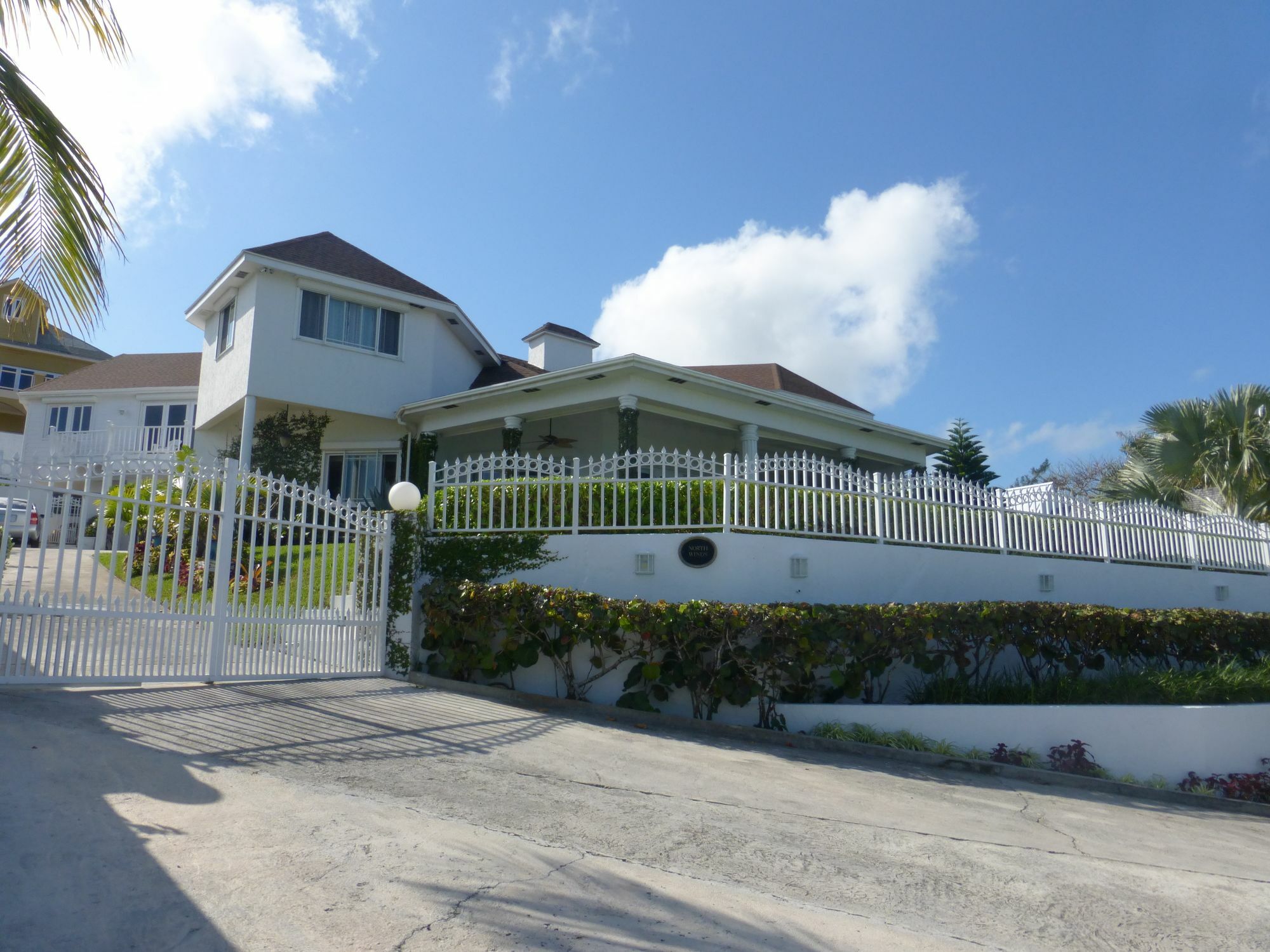 Four Bedroom Oceanfront Villa Насау Екстериор снимка